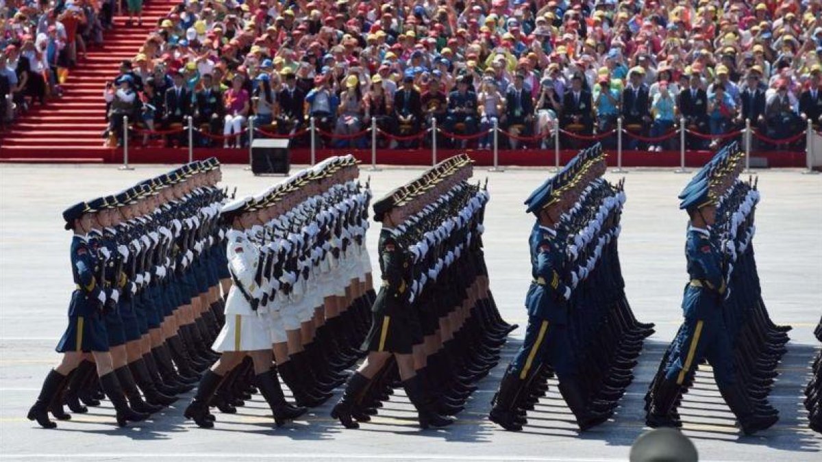 Soldados chinos marchan en una parada militar en la plaza de Tiananmen.-AFP / GREG BAKER