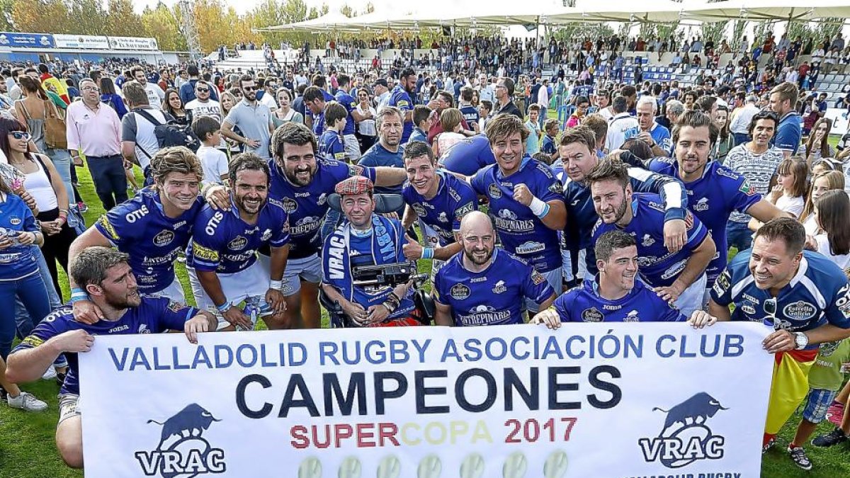 Los jugadores del VRAC Quesos Entrepinares celebran el triunfo en la Supercopa ante la Santboiana, ayer, en Pepe Rojo.-J. M. LOSTAU