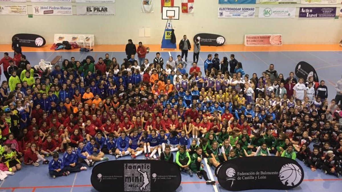 La tradicional foto de familia con todos los equipos femeninos de Castilla y León presentes ayer en el Fanatic Mini de Olmedo.-EL MUNDO