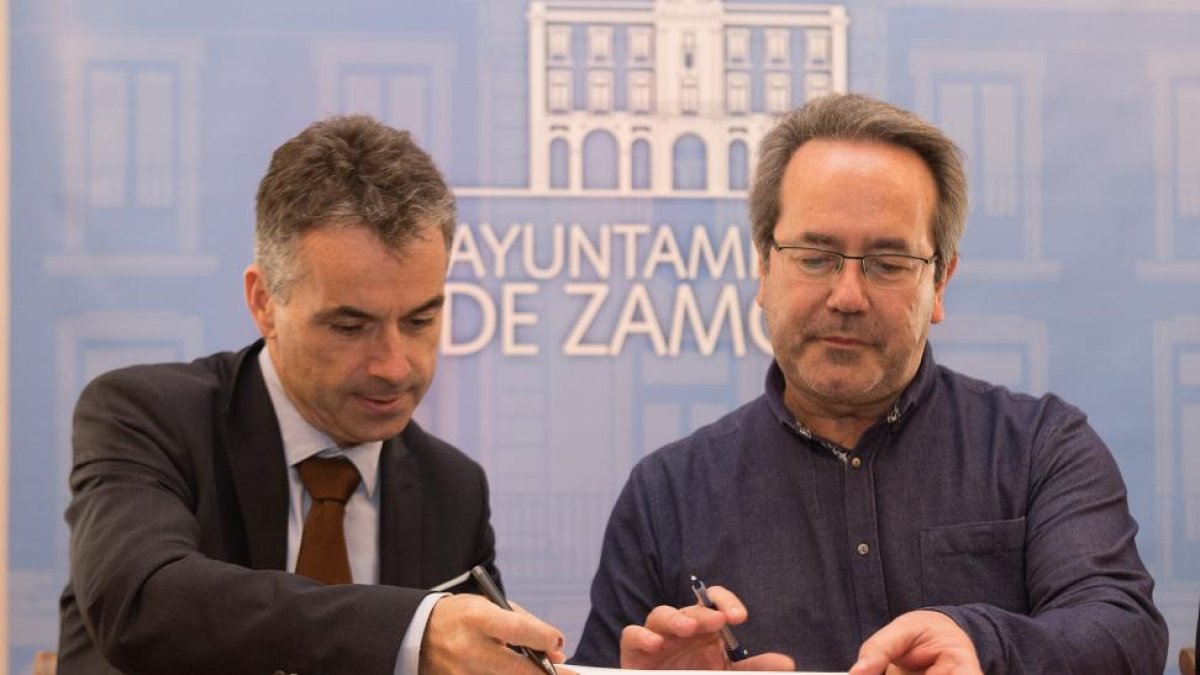 El Alcalde de Zamora, Francisco Guarido, y el Director General de Aquona, Jesús García, firman un convenio de colaboración para la creación de un Fondo Social.-ICAL