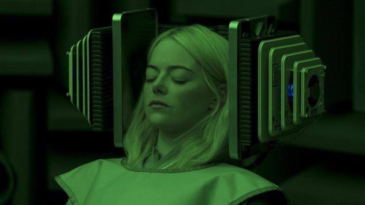 Emma Stone, a punto de adentrarse en un profundo sueño de destino incierto.-NETFLIX