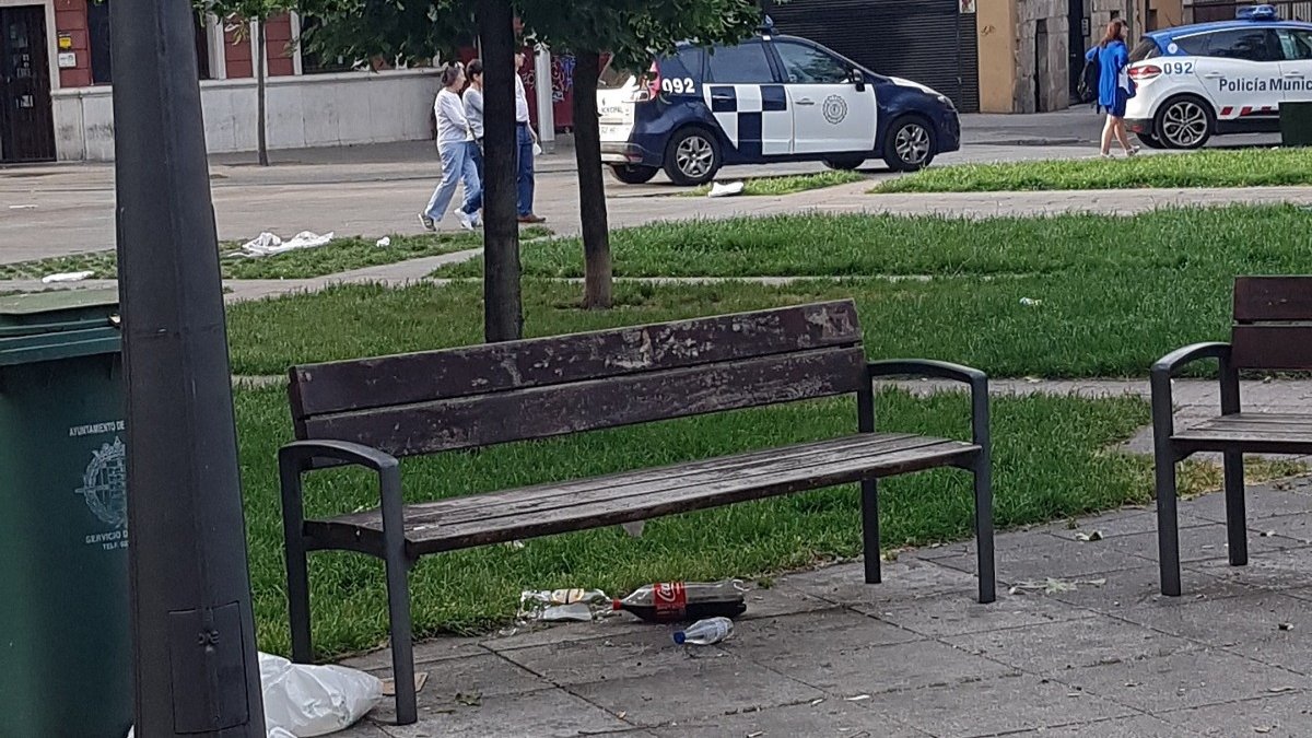 Imagen de archivo de los restos de un botellón en la plaza San Miguel.- E. M.