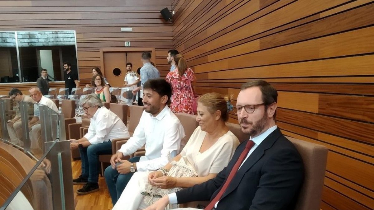Fran Díaz, Teresa López y Javier Maroto en la votación-E. PRESS