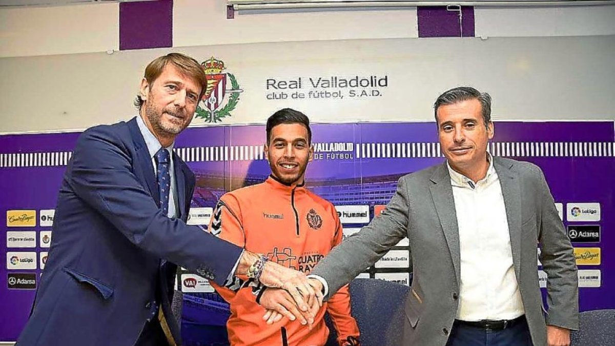 Suárez, Anuar y Gómez, durante el acto celebrado ayer en el club.-ANDRÉS DOMINGO / REAL VALLADOLID