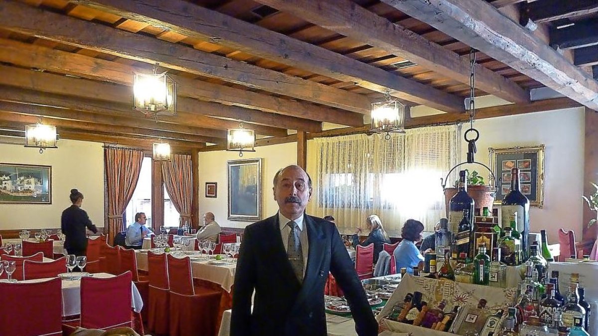 Ángel García Cortés, fundador del restaurante y sumiller, en el centro de la sala de El Cordero, en Segovia.-T.S.T