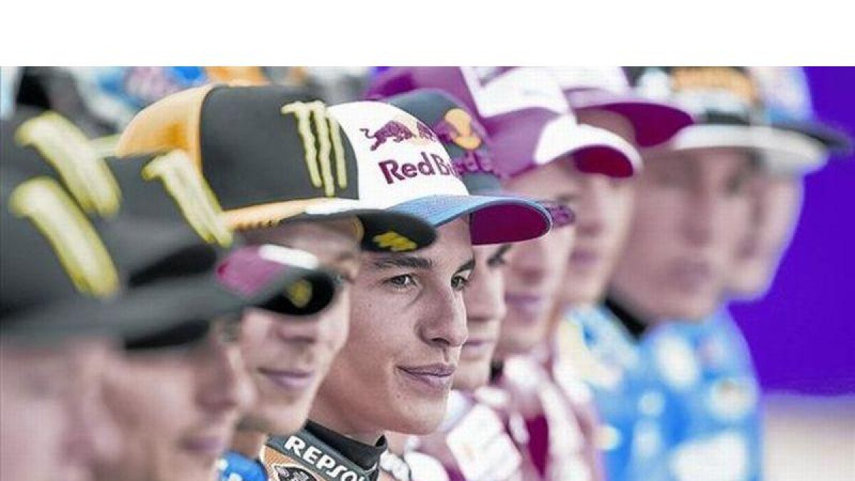 Marc Márquez, bicampeón del mundo de MotoGP en los dos últimos años, centra la foto oficial del Mundial de motociclismo en Doha (Catar), ayer.-MIRCO LAZZARI
