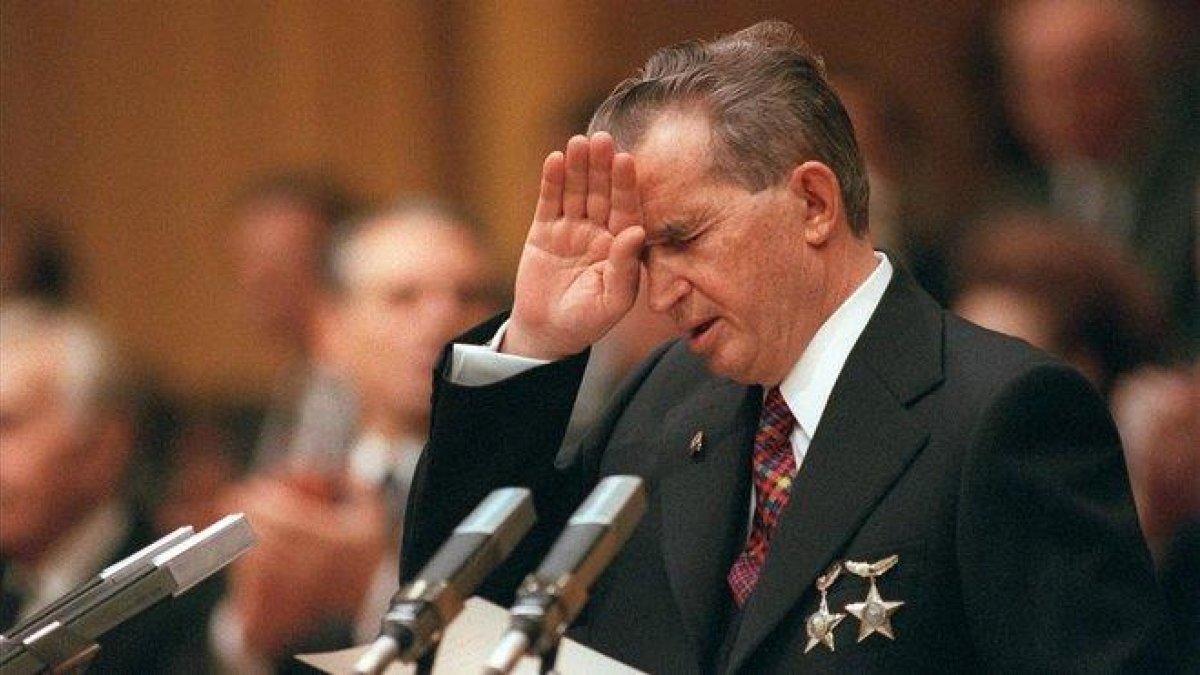 El dictador Nicolae Ceausescu se dirige a los miembros de su partido, durante un congreso el 20 de noviembre de 1989.-GERARD FOUET (AFP)
