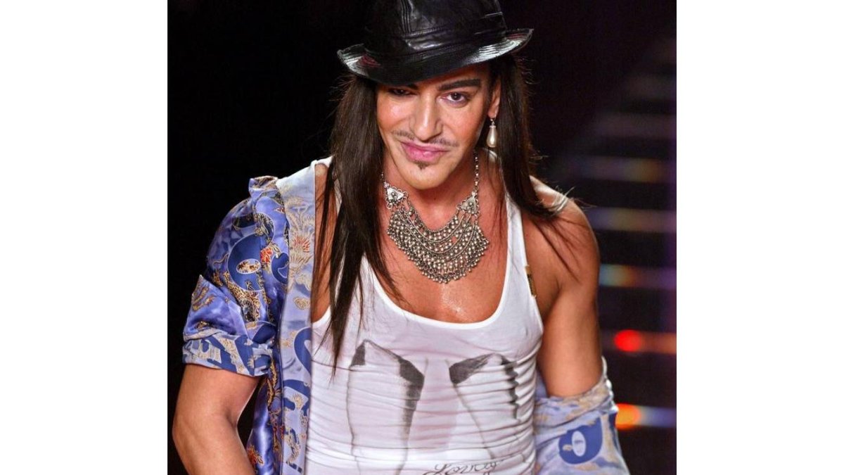 El diseñador John Galliano en una imagen de 2003 tras un desfile en Paris.-