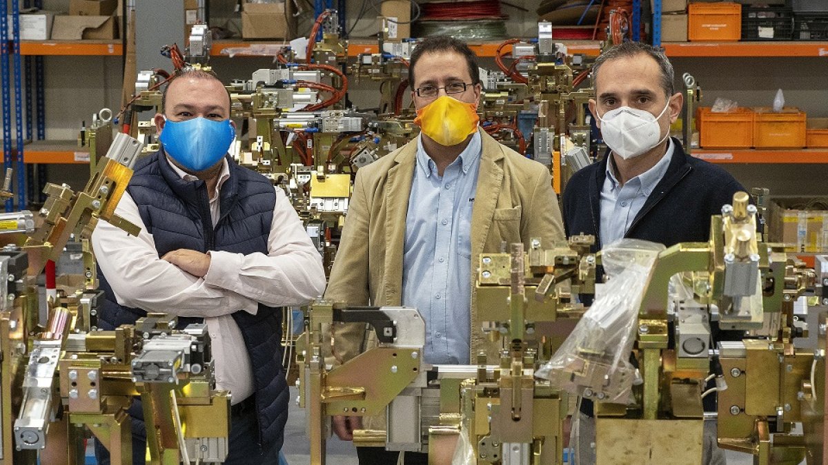El equipo de ingeniería de la multinacional Jenoptik en la sede de Valladolid. PHOTOGENIC / MIGUEL ÁNGEL SANTOS