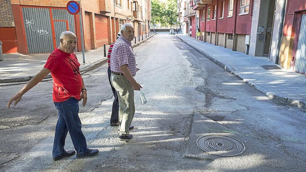 Imagen de la calle Zaragoza. donde ya han comenzado los trabajos de renovación de asfaltado.-PABLO REQUEJO