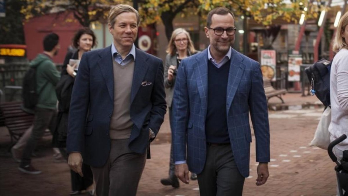 James Costos (a la derecha), con su pareja, Michael S. Smith, en la plaza Kennedy de Barcelona, en noviembre del 2014.-