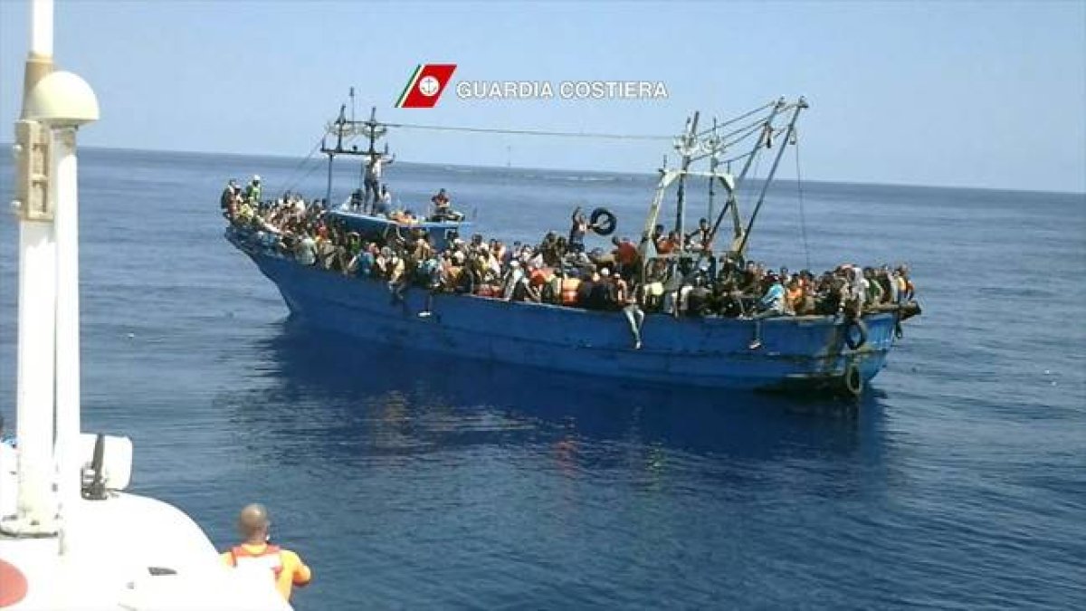 Imagen de archivo de de la Guardia Costera italiana, rescatando una embarcación de refugiados en el Mediterráneo.-Foto: GUARDIA COSTERA ITALIANA
