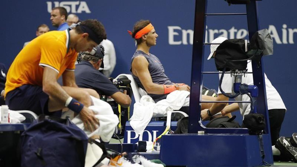 Nadal recibe atención médica durante su partido con Del Potro.-EFE