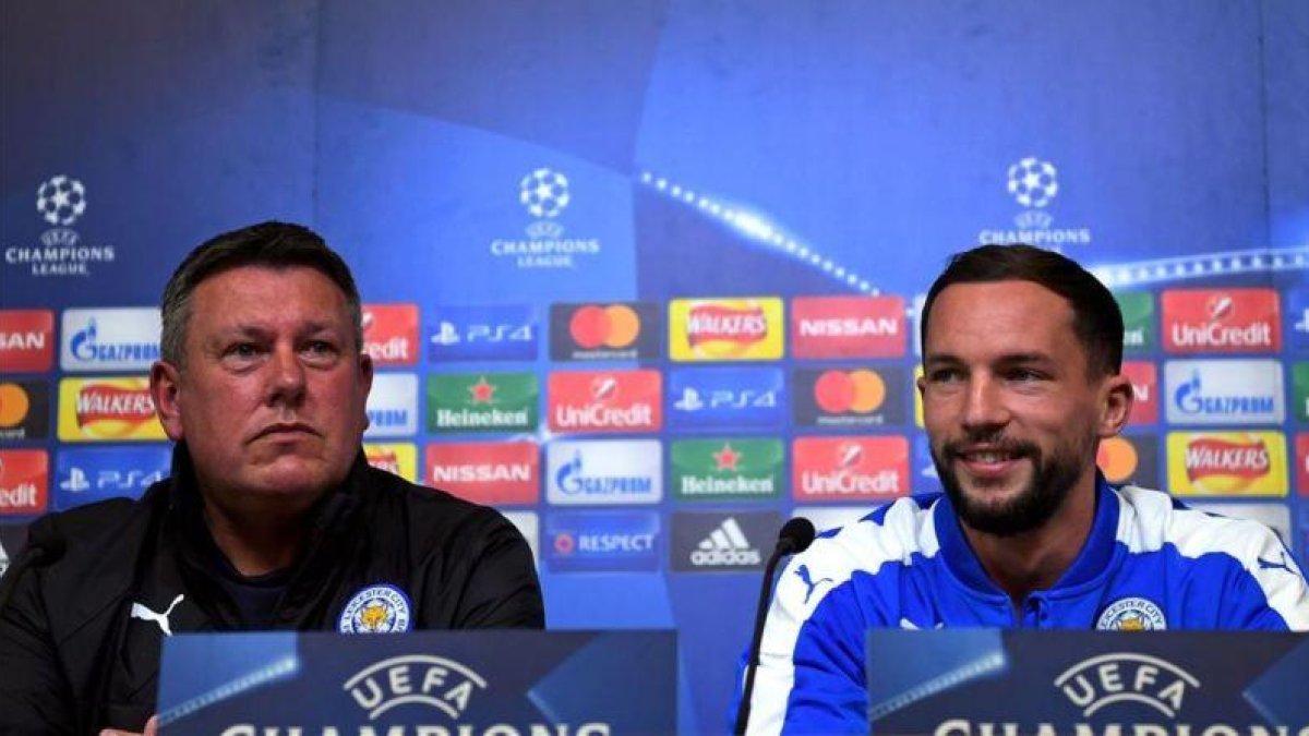 Craig Shakespeare y Danny Drinkwater, en la rueda de prensa del Leicester de este lunes.-