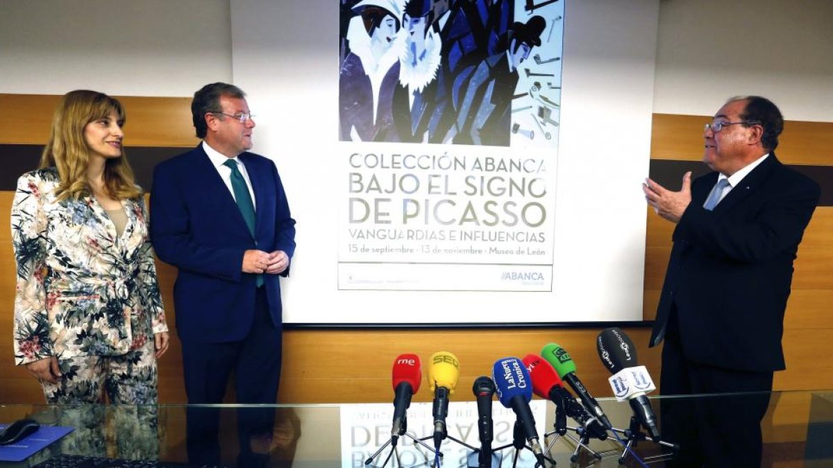 La directora general de Políticas Culturales de la Junta, Mar Sancho, el director general de RSC y Comunicación de Abanca, Miguel Ángel Escotet, y el alcalde de León, Antonio Silván, participan en la presentación de la exposición 'Bajo el signo de Picasso-ICAL