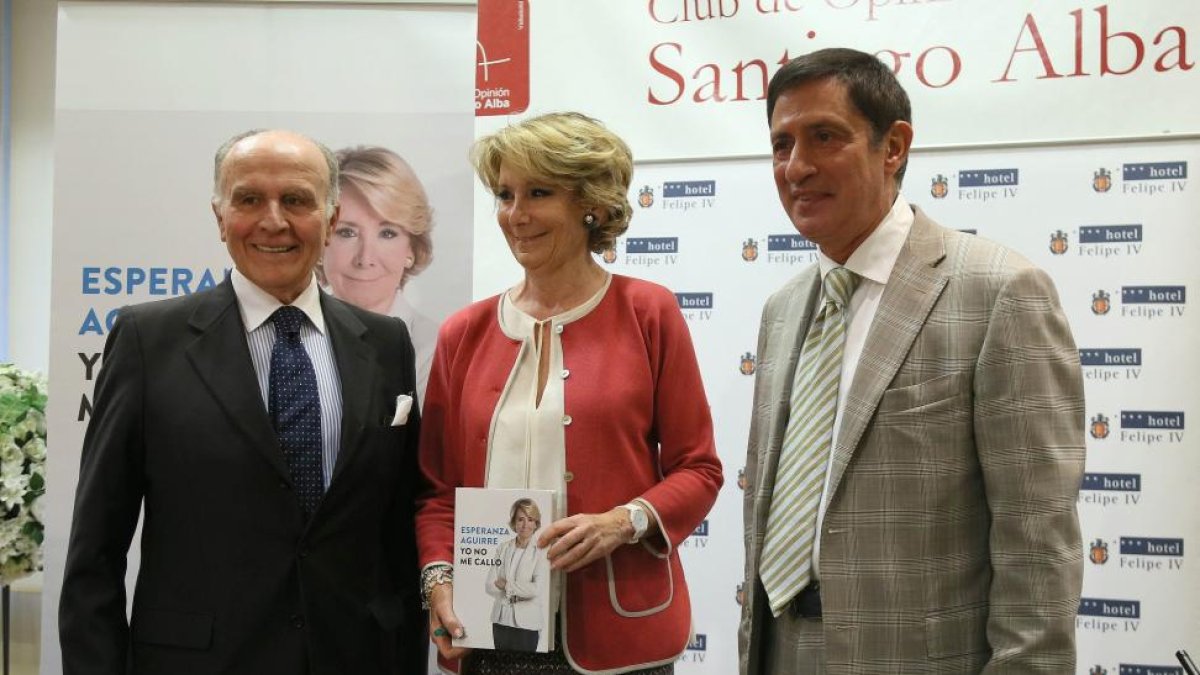 Presentación del libro 'Yo no me callo' de Esperanza Aguirre en el hotel Felipe IV de Valladolid. En la imagen, junto al presidente del Club de Opinión Santiago Alba, Felipe Martínez-Sagarra, organizador de la presentación, y el periodista Jesús Fonseca,-ICAL