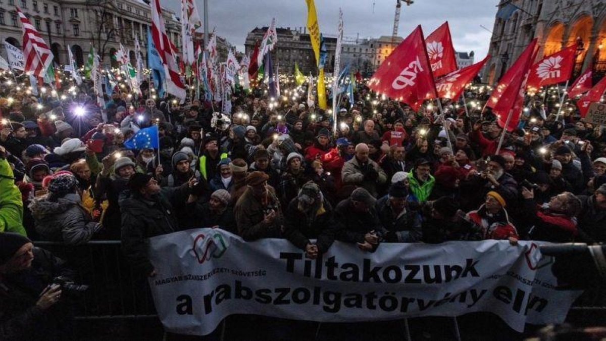 Manifestación este sábado contra la reforma laboral de Orbán frente al Parlamento en Budapest.-EFE / MARTON MONUS