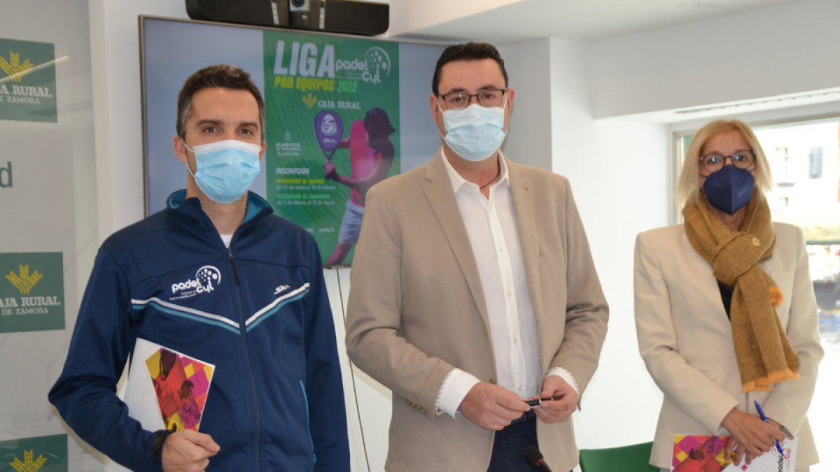 Diego García, Javier González y Victoria Barcina en la presentación en Caja Rural de Zamora. / D.M.