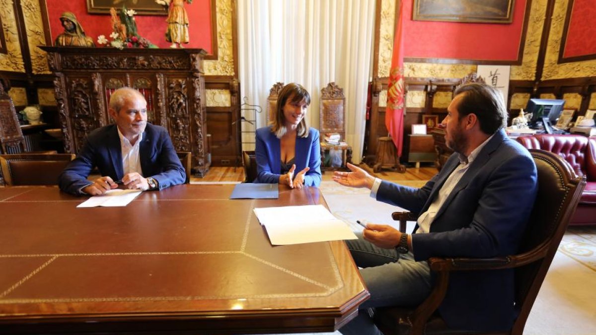 El alcalde de Valladolid, Óscar Puente, mantiene un encuentro con la presidenta de la CVE, Ángela de Miguel, y el presidente de la Cámara de Comercio, Víctor Caramanzana-ICAL