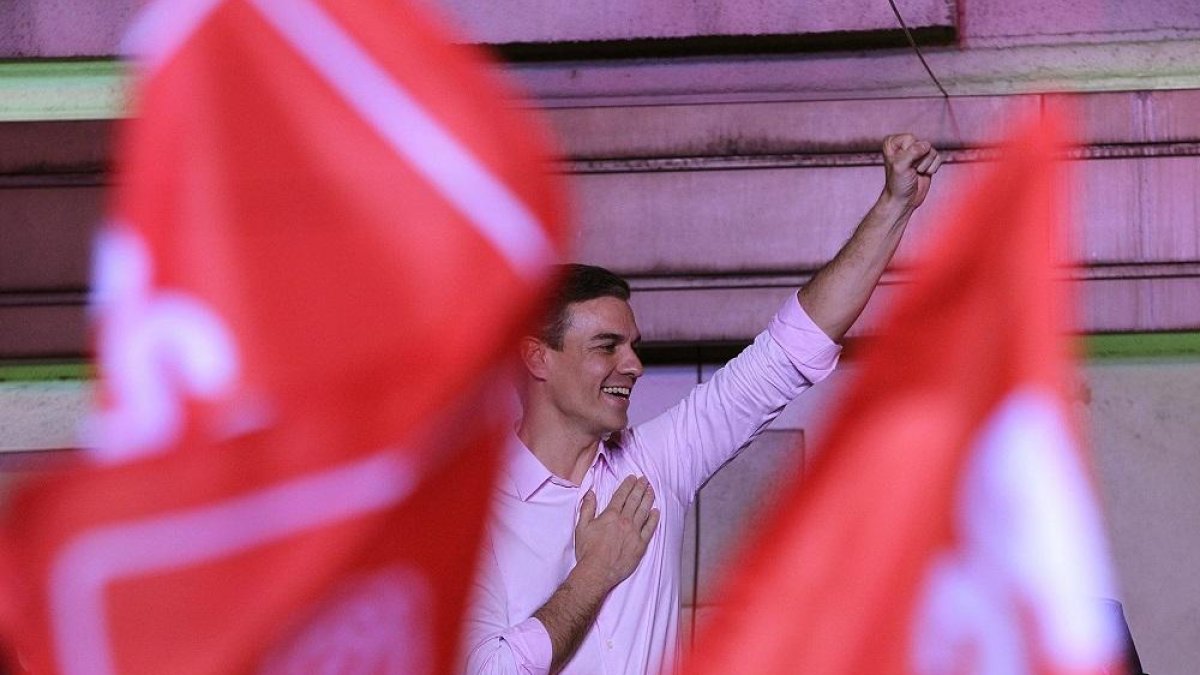 El secretario general del PSOE, Pedro Sánchez, saluda a los simpatizantes del Partido, tras conocer el resultado de las elecciones.-ICAL