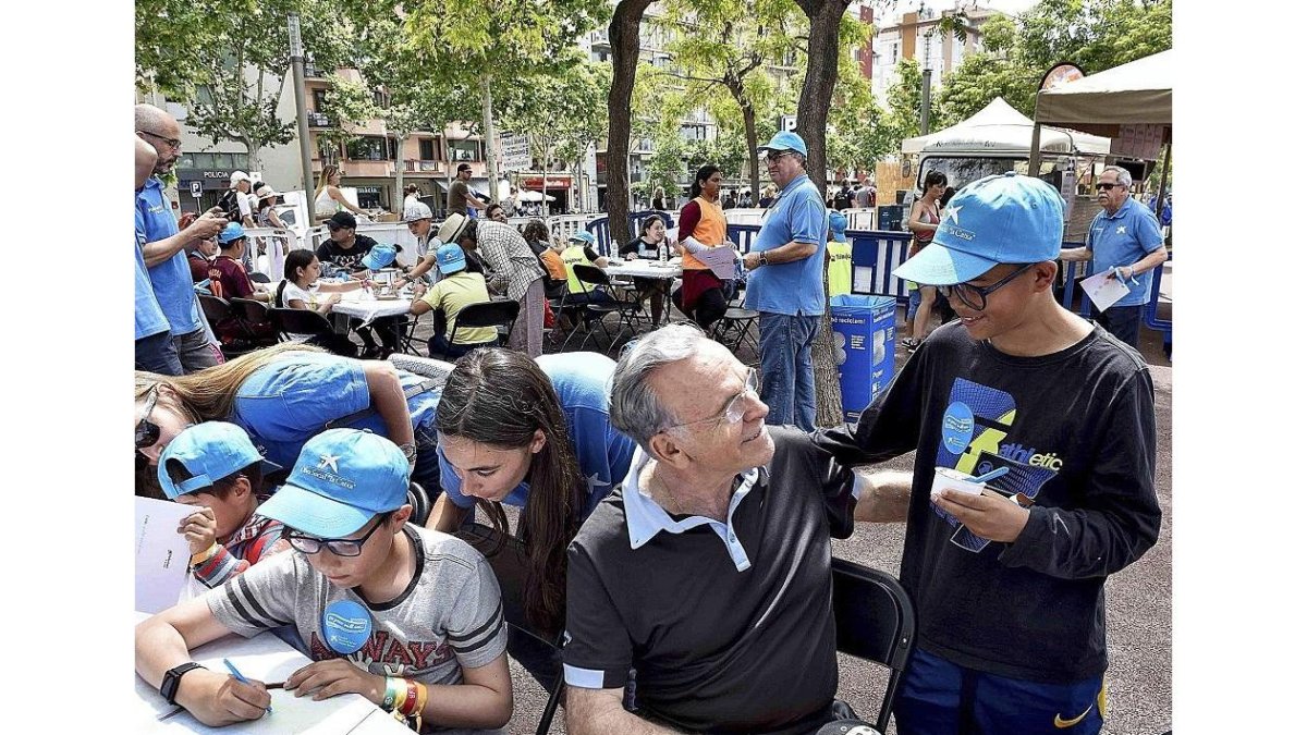El presidente de la Fundación Bancaria ‘La Caixa’, Isidro Fainé, con los niños del programa CaixaProinfancia.-E. M.