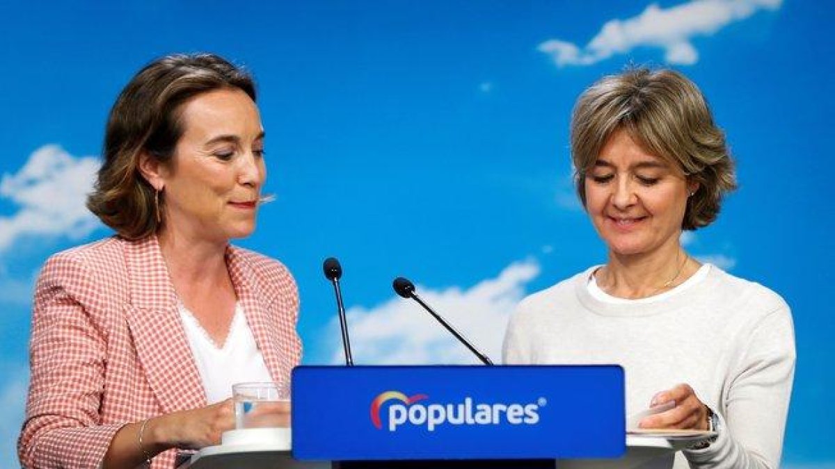 La coordinadora de la campaña del PP de las autonómicas y municipales, Cuca Gamarra, y la vicesecretaria general de Acción Sectorial del partido, Isabel García Tejerina, durante la rueda de prensa.-EMILIO NARANJO (EFE)