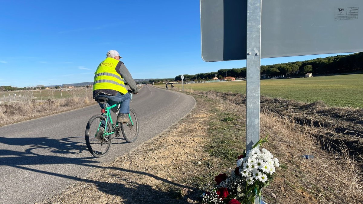 Ramo de flores en recuerdo a Esther, en el lugar donde aparecía su cádaver, en la carretera de acceso a Traspinedo. J. M. LOSTAU