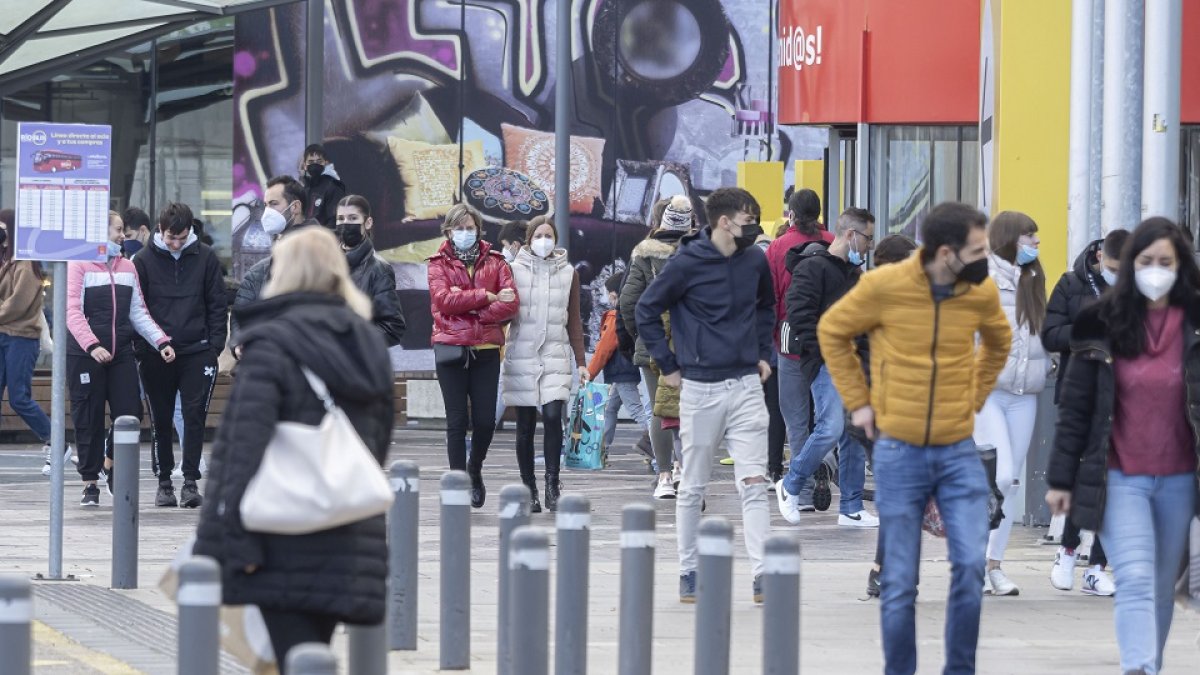 Zona exterior del centro comercial Río Shopping este viernes 7 de enero. / PHOTOGENIC