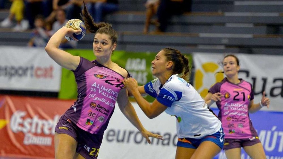 Elena Cuadrado es agarrada en el partido de Granollers.-PHOTO-DEPORTE