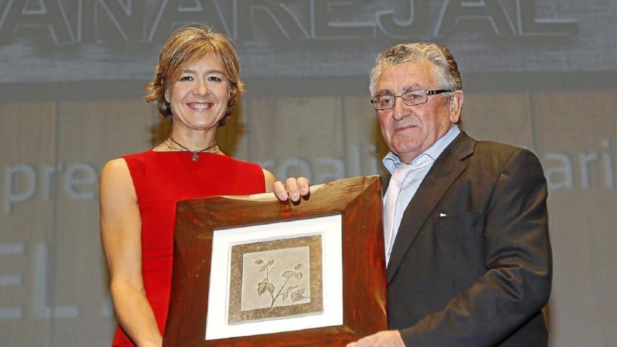La ministra Isabel García Tejerina entrega el premio a Luis Santos García, fundador de Quesos Cañarejal.-REPORTAJE GRÁFICO:J.M.LOSTAU / PHOTOGENIC / JAVIER ÁLVAREZ
