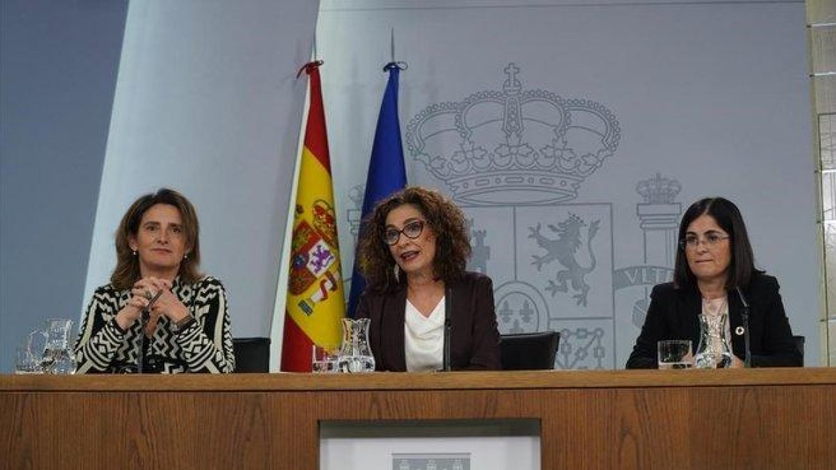 La ministra de Hacienda, María Jesús Montero (centro), en la rueda de prensa tras el Consejo de Ministros.-DAVID CASTRO