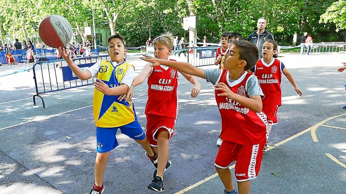 Una imagen de un partido de minibasket entre colegios en el Día del Mini. / J. M. LOSTAU