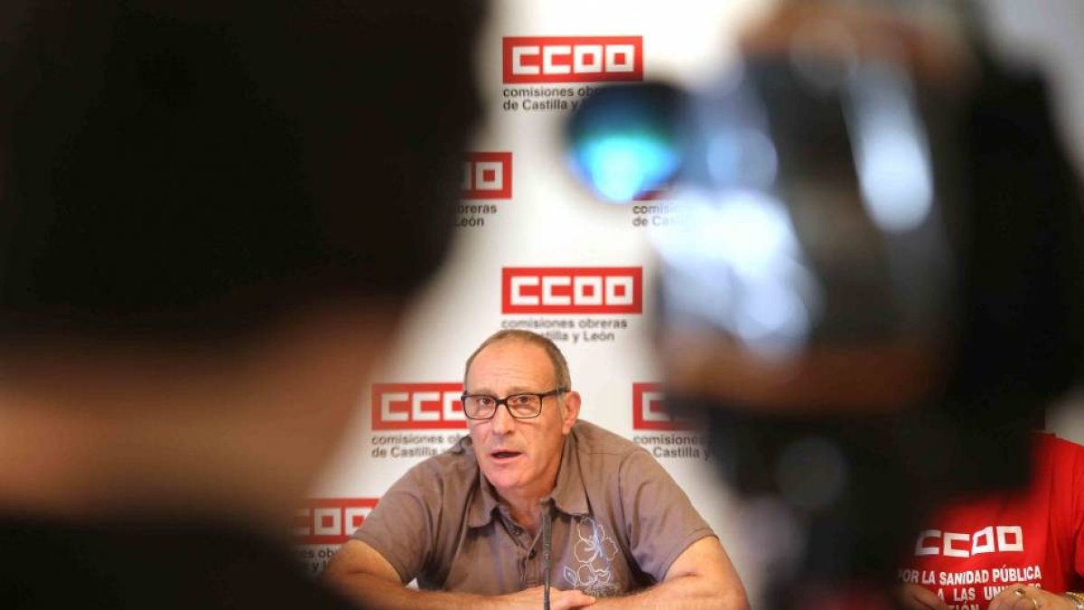 El secretario autonómico de la Federación de Servicios a la Ciudadanía (FSC) de CCOO, Carlos Julio López Inclán, presenta la campaña para la recuperación del sector público-ICAL