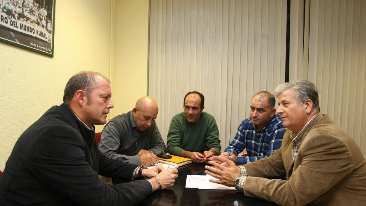 El secretario general de Upa Julio López (D), conversa con el director de Compras de Carnes Selectas de Campofrío, Jesús Maes (I), en la reunión del sindicato agrario con representantes de Campofrío-Ical