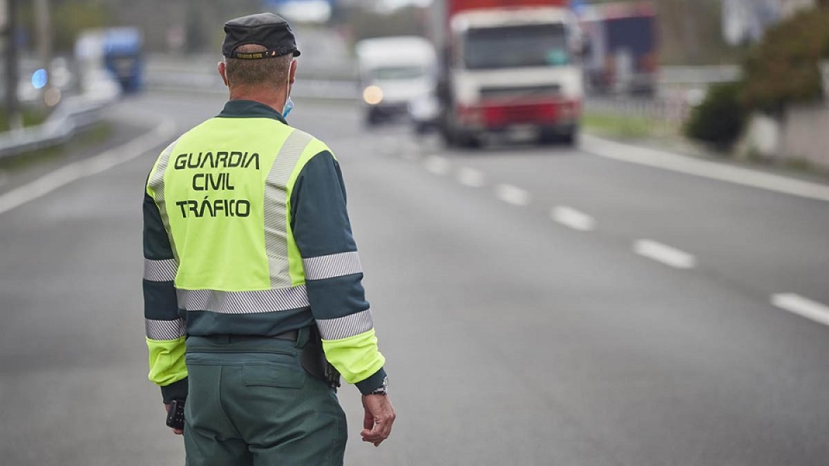 Un Guardia Civil vigila el tráfico en una de las vías principales.- E. M.