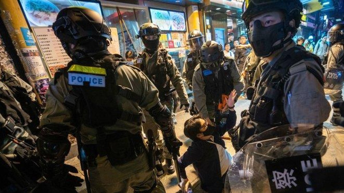Un grupo de policías arrestan a un manifestante durante una Nochebuena de protestas en Hong Kong, este martes.-