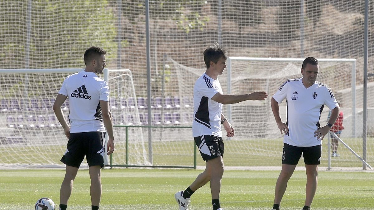 Pacheta se dirige a su cuerpo técnico en el estreno de la pretemporada. / PHOTOGENIC