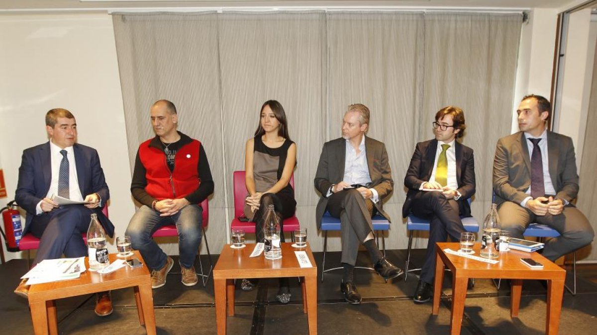 El director de EL MUNDO DE CASTILLA Y LEÓN, Pablo R. Lago, Jaume Gurt, Marta Panera, Guy Reid, Alejan dro Prado e Ignacio Bruyel, ayer, en Valladolid-J. M. Lostau