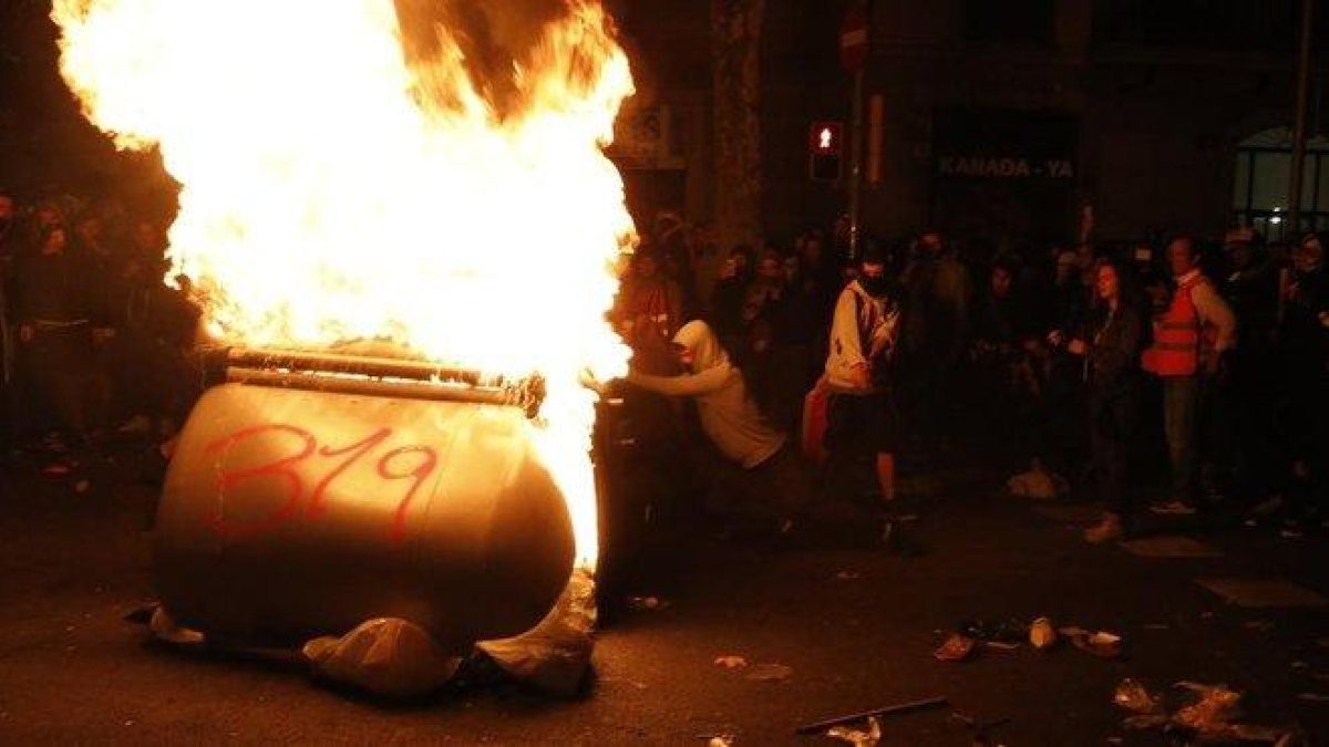 Un contenedor arde a manos de participantes en las protestas, el pasado jueves en Barcelona.-FERRAN NADEU
