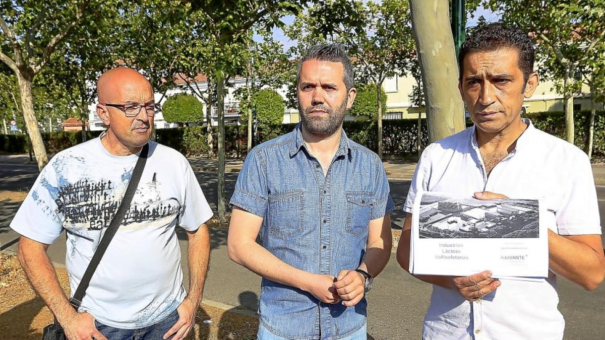Los representantes sindicales ayer, en su visita a la factoría.-ICAL