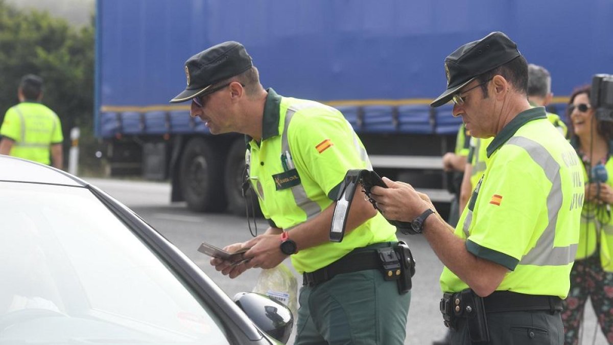 Dos agentes durante la operación 'Safe Holidays'.-ICAL
