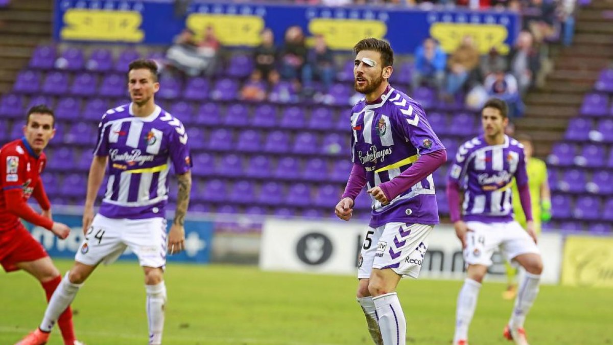 Nikos, con un apósito en la ceja, en el partido frente al Numancia.-MIGUEL ÁNGEL SANTOS