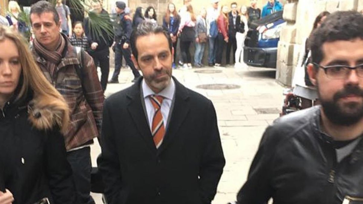 Antoni Molons ha sido trasladado al Palau de la Generalitat, tras su detención esta mañana.-/ SERGIO LAINZ