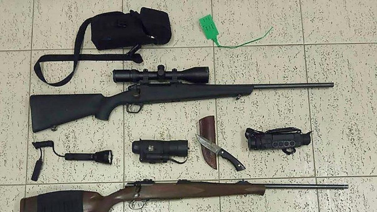 Los dos rifles incautados junto a un visor térmico nocturno prohibido.-ECB