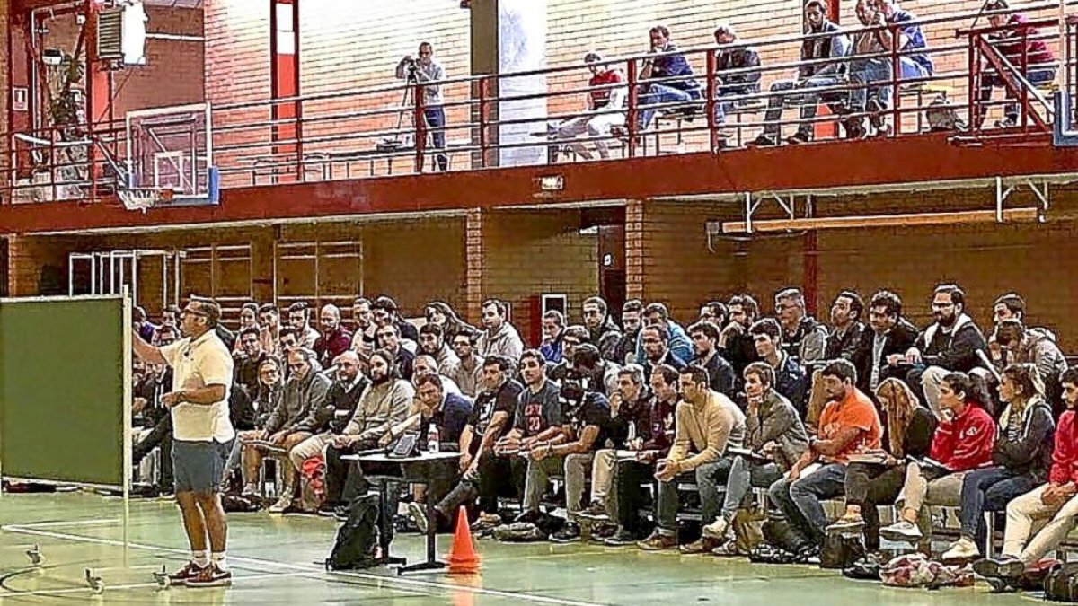 Los alumnos del Curso de Entrenador expectantes a las notas de la pizarra de Paco García .-ACLEB
