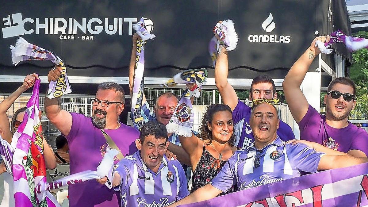 Varios peñistas del Real Valladolid animan a su equipo desde el bar sede de la peña Infierno de Zorrilla.-MIGUEL ÁNGEL SANTOS