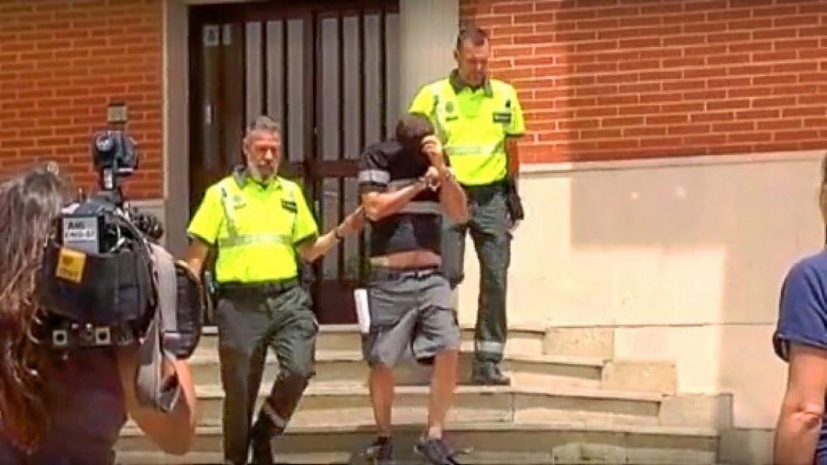 S. B. , de 42 años, el detenido por el doble atropello mortal, sale de los juzgados de Sahagún.-LA 8 LEÓN