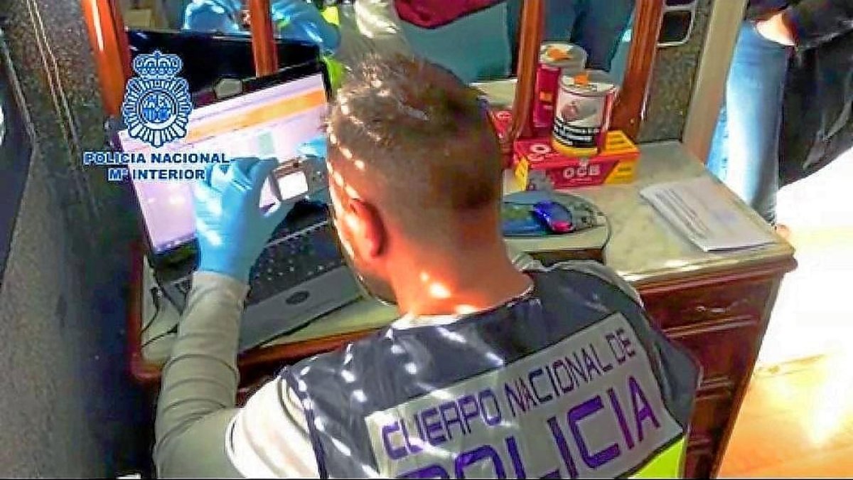 Un policía nacional de Delitos Informáticos de Valladolid examina el ordenador de un implicado en otro caso.-E.M