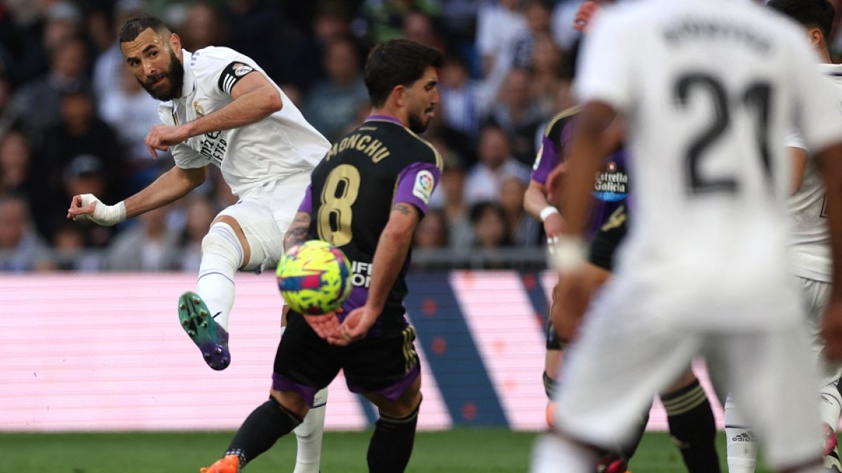 Benzema chuta ante la oposición de Monchu. / EL MUNDO
