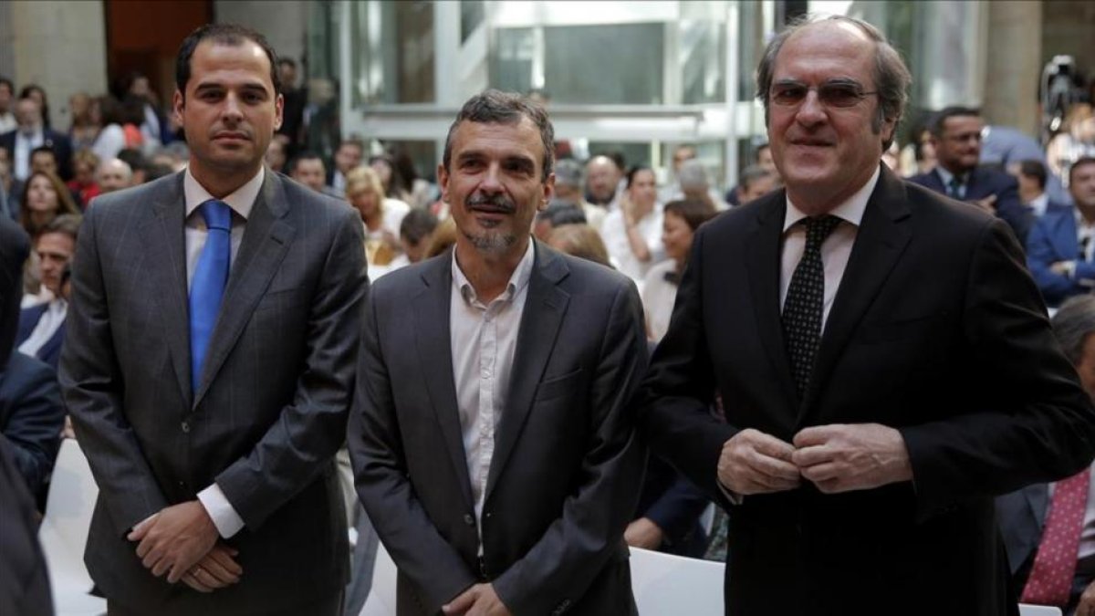 Los líderes de Ciudadanos, Podemos y el PSOE en la Asamblea de Madrid en una imagen reciente-JOSÉ LUIS ROCA